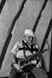  Jacques Buste, vigneron et joueur de saxophone dans les bandas.